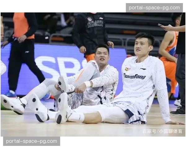 特写：文班亚马完成左膝轻微扭伤后首次完整对抗训练